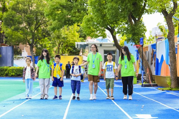 行状小学生1万余东说念主！2025年浦东新区小学生爱心暑托班开班