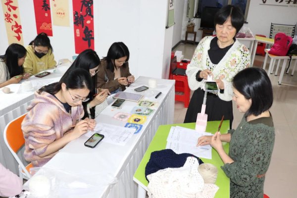 小钩诚实出大民生！台州这个社区的夜校让全职姆妈“编”出增收新但愿