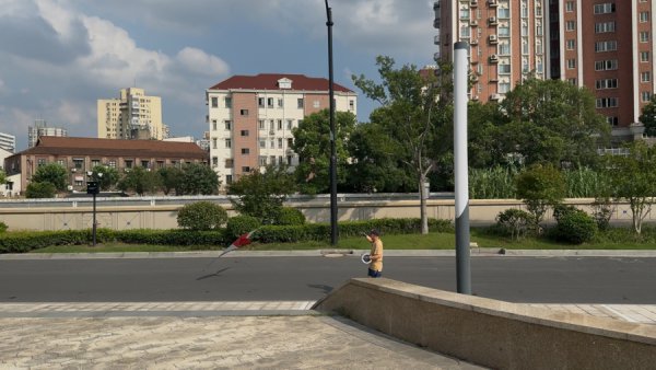 夏季活动｜“隐形芒刃”横在马路中央！苏河畔的小公园，风筝咋成吐槽重灾地？