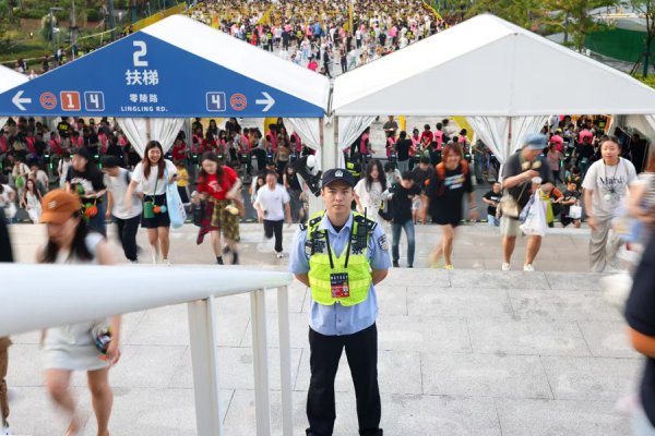 “5525 回到那一天”五月天上海开唱，这群东说念主为15万歌迷添砖加瓦